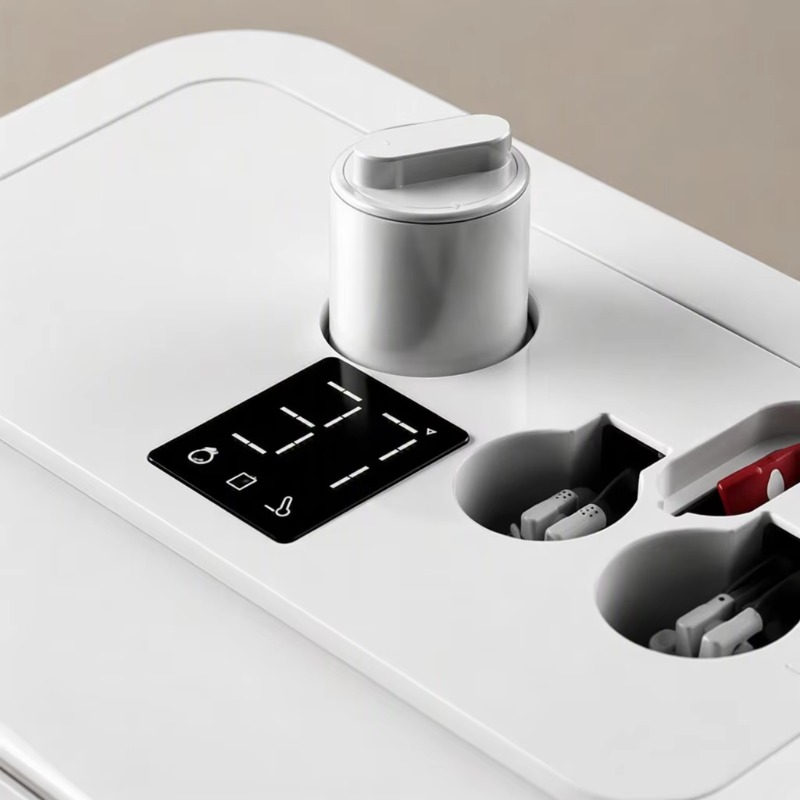 Wit slim toilet met vierkante  - Smart Home Hotel recensie en prijs